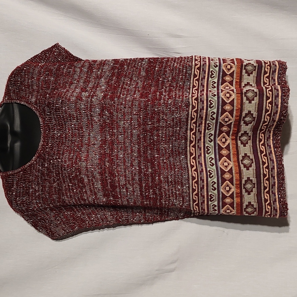 Women's sleeveless sweater with aztec design by 'Julia'. Size OS